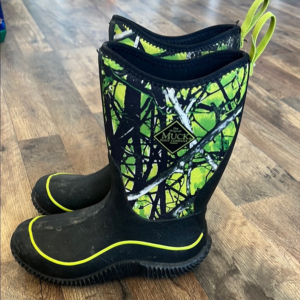 Muck Boots boys size 4